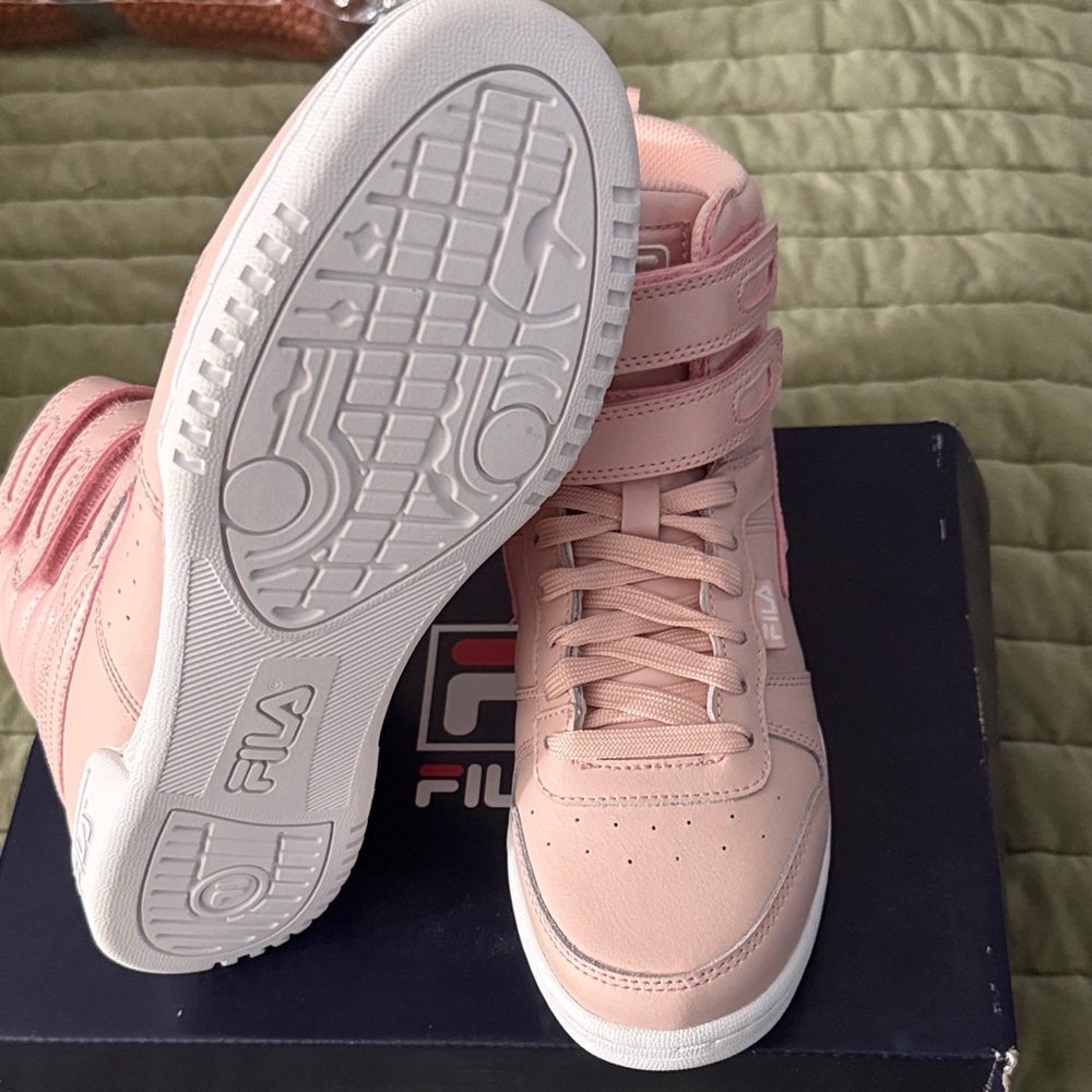 Fila Women's Pink High-Top Sneakers 8.5 NIB - Picture 3 of 3